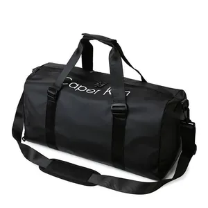 Borsa sportiva nera impermeabile con tracolla regolabile e grande capacità
