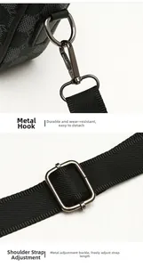 Detalle de lona estampada con ganchos de metal oscuro y correa negra ajustable