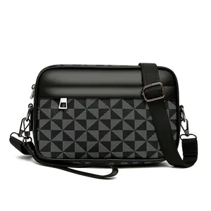 Herren Umhängetasche aus mattem Leder mit geometrischem Jacquard-Muster in Schwarz