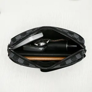 Bolso bandolera de gran capacidad para hombre con diseño de cuadros negros y grisáceos