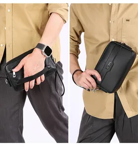 Detail der schwarzen Business-Clutch aus Lychee-Leder mit Handgelenkschlaufe und HCDS-Logo