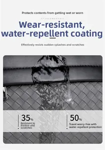Nahaufnahme von gewebtem wasserdichtem Stoff mit Wassertropfen auf der grauen Tasche