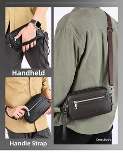 Macro-opname van leerstructuur en verstelbare riemen op deze heren crossbody tas