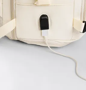 Λεπτομέρεια εξωτερικής θύρας φόρτισης USB σακιδίου με συνδεδεμένο καλώδιο φόρτισης