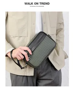 Modello con pochette in pelle intrecciata verde oliva e dettaglio zip in metallo pregiato