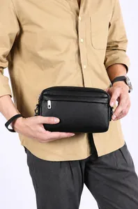 Detailansicht der schwarzen PU-Brusttasche mit Lychee-Struktur und Metallreißverschluss
