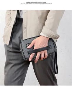 Dettaglio della borsa a mano da uomo nera intrecciata con doppia cerniera e cinturino