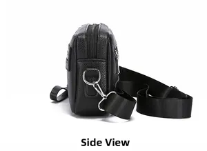 Gedetailleerd zijaanzicht van zwarte crossbody tas met kiezelleder en verstelbare schouderriem