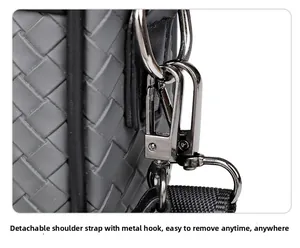 Detail des gunmetal Haken und abnehmbaren Nylongurts an einer gewebten Umhängetasche