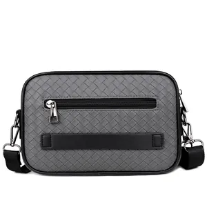 Borsa a tracolla intrecciata grigia con zip a contrasto nera e tracolla regolabile