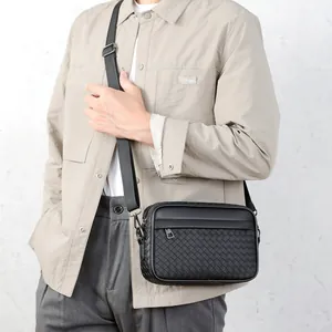 Borsa a tracolla da uomo con trama intrecciata nera e tracolla regolabile in stile moderno