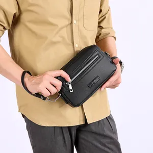 Heren clutch van zwart generfd leer met een ritsvak aan de voorkant en polsband