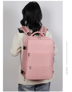 Vista posteriore dello zaino rosa per laptop con spallacci ergonomici e più tasche