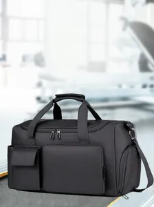 Dettaglio della borsa da viaggio impermeabile con manico rinforzato e scomparto per scarpe