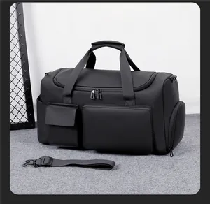 Dettaglio borsa da viaggio nera con tasche multiple e manici rinforzati neri