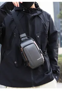 Détail du verrou antivol et du port de charge USB sur le sac de poitrine techwear