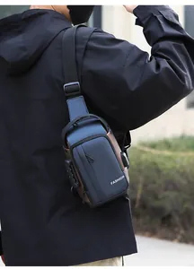 Vue détaillée du sac de poitrine antivol avec port de charge USB et serrure à code