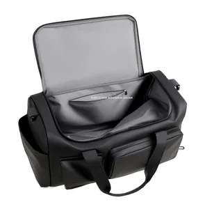 Dettaglio di una borsa da viaggio con tasca interna di separazione a secco e umido