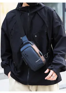 Détail du sac bandoulière bleu marine montrant le port USB et la texture en cuir étanche
