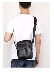 Schwarze Herren-Business-Umhängetasche aus Leder mit Reißverschluss-Detail am Model