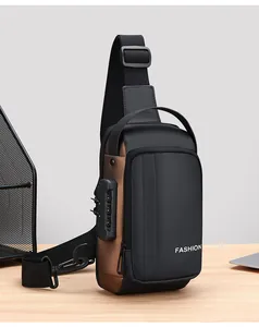 Détail du sac de poitrine pour homme avec serrure à code et imprimé tendance