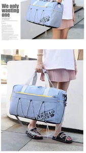 Detalle de la bolsa de deporte azul claro con cremalleras amarillas y cordones blancos