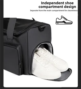 Dettaglio borsa sportiva con scomparto separato per scarpe per viaggio e fitness