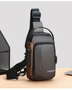Vue détaillée du cadenas de sécurité à code latéral sur un sac de poitrine imperméable