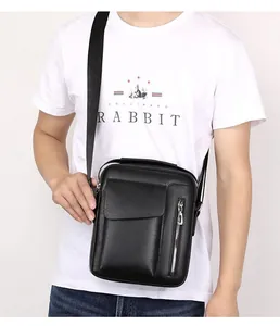 Herren Umhängetasche aus schwarzem PU-Leder am Modell für einen Business-Look