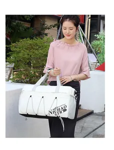 Foto exterior de una bolsa deportiva blanca grande con asas negras y bolsillos de malla