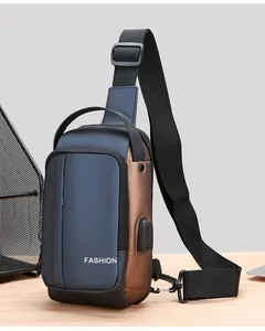 Détail de la serrure à code antivol et du port de charge USB sur le sac bandoulière homme