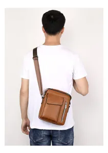 Herren Umhängetasche aus braunem PU-Leder am Modell mit verstellbarem Riemen und Taschen