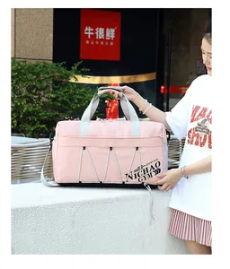 Detalle del bolso de viaje rosa con cordón elástico y correa de hombro para fitness