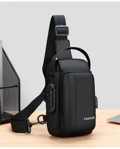 Détail du sac bandoulière étanche avec serrure à combinaison et port de charge USB