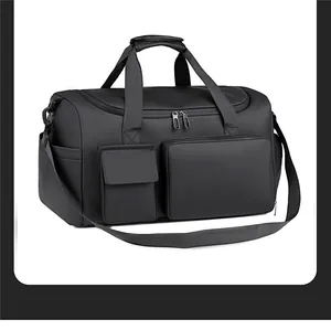 Dettaglio macro della borsa da viaggio in nylon nero impermeabile con tasche e finitura opaca