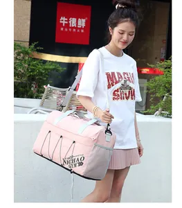 Foto exterior de un bolso deportivo rosa de gran capacidad con correas grises y logo