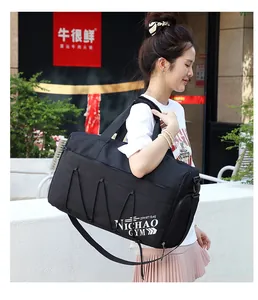 Detalle de bolsa de deporte negra con estampado NICHIAO GYM y correa ajustable cómoda