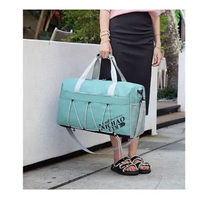 Detalle de bolsa de deporte verde menta impermeable con cordones y logotipo NICHIAO