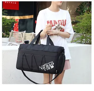 Detalle de la bolsa deportiva de nailon con el logotipo blanco de NICHAO GYM impreso