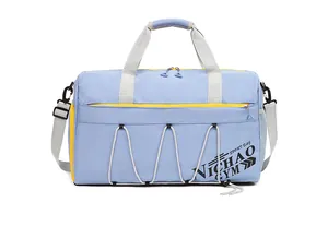 Detalle de bolsa de deporte azul claro con cremalleras amarillas y cordones blancos
