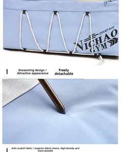 Dettaglio della borsa sportiva azzurra con tessuto antigraffio e design a corda elastica