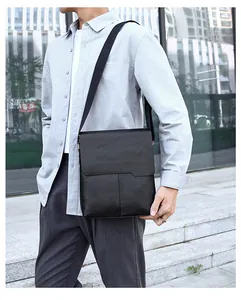 Nahaufnahme der schwarzen Herren-Umhängetasche mit Lychee-Textur und Nylon-Gurt