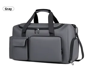 Dettaglio della borsa da viaggio grigia con tessuto opaco impermeabile e scomparto scarpe
