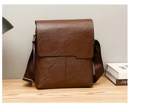 Detailaufnahme der braunen Herren-Umhängetasche mit Lychee-Struktur und Gurt