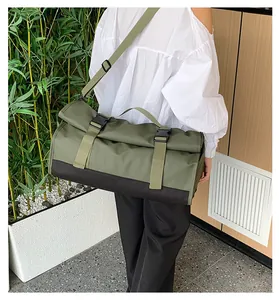 Bolsa de viaje grande verde y negra con correa ajustable usada por una persona