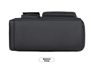 Vista dettagliata del fondo della borsa da viaggio nera con tessuto impermeabile e cuciture