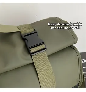 Detailaufnahme der armeegrünen Reisetasche mit robuster schwarzer Steckschnalle