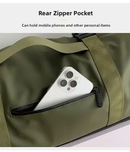 Detail der hinteren Reißverschlusstasche an der Reisetasche zur sicheren Handy-Aufbewahrung