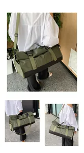 Detalle del bolso de viaje verde oliva en modos de transporte de mano y bandolera