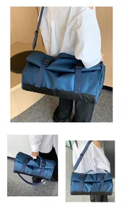 Tres vistas de la bolsa de viaje azul marino con hebillas y correa ajustable al hombro